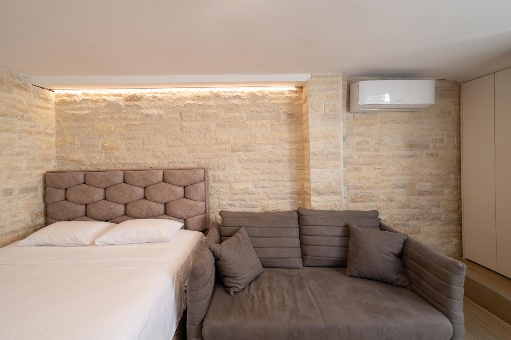 Christian Apartment *