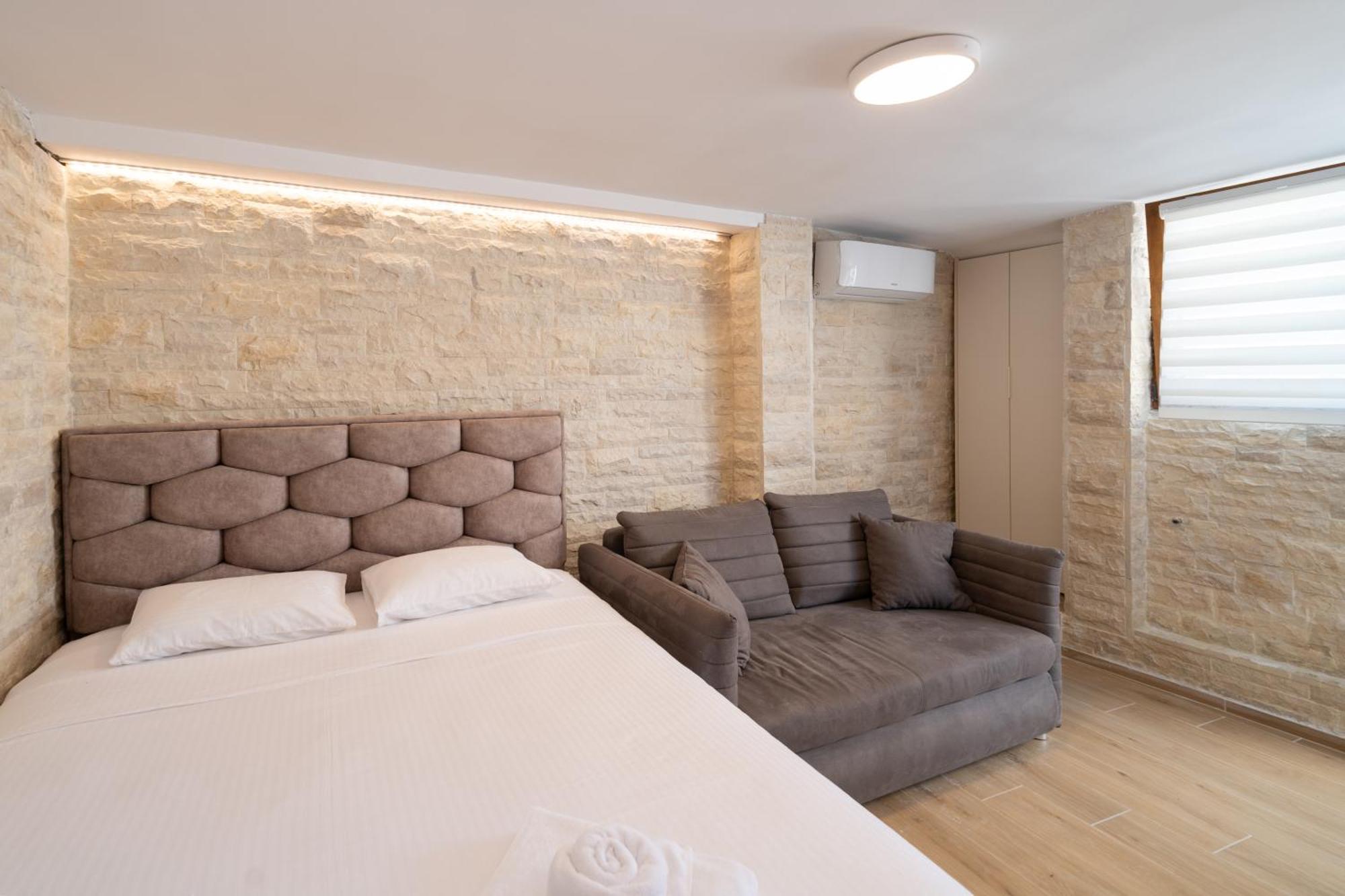 Christian Apartment *